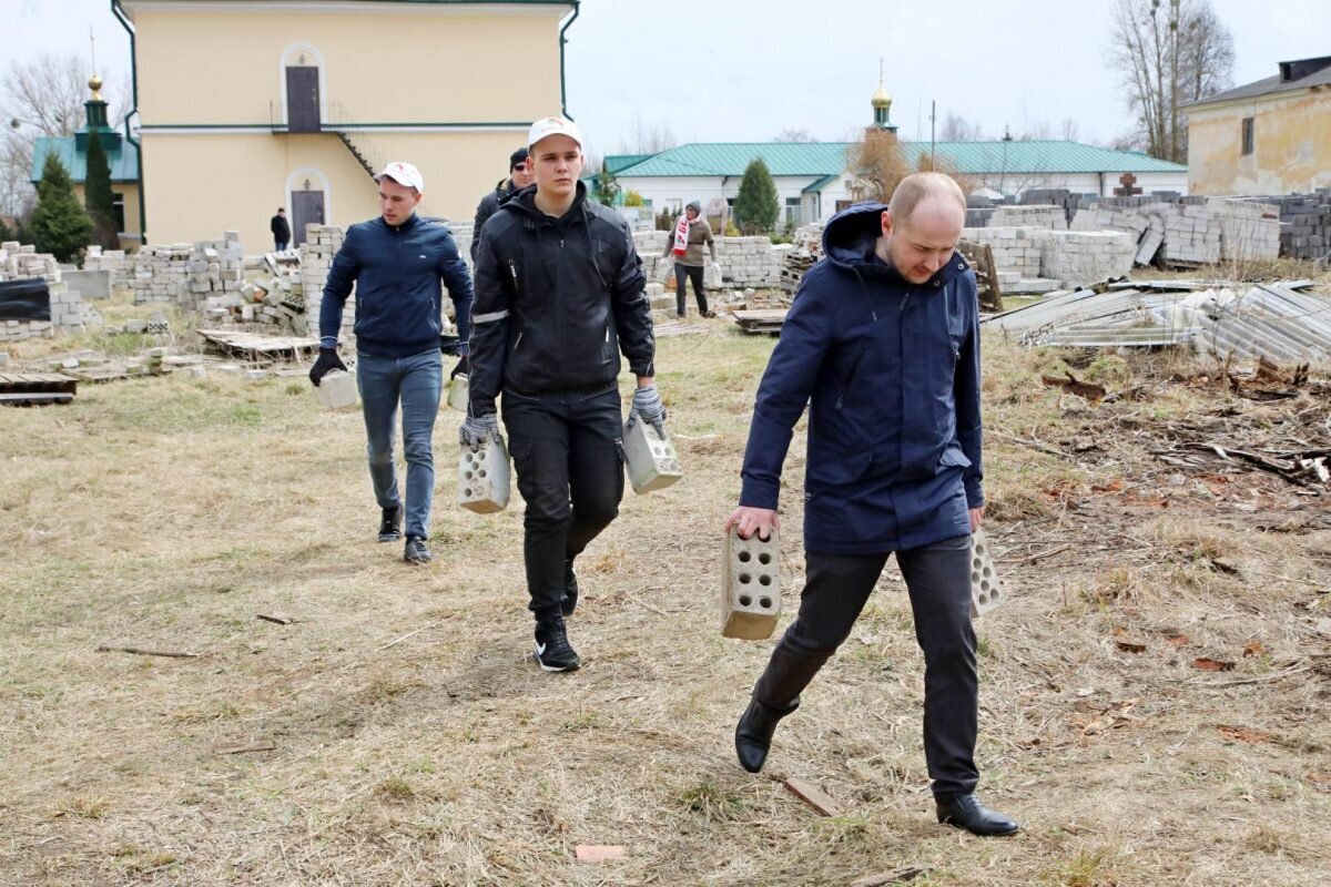 Сегодня на территории бобруйского женского монастыря Святых Жен-Мироносиц трудились члены первичной организации РОО «Белая Русь» и ОО «БРСМ» ОАО «Белшина»