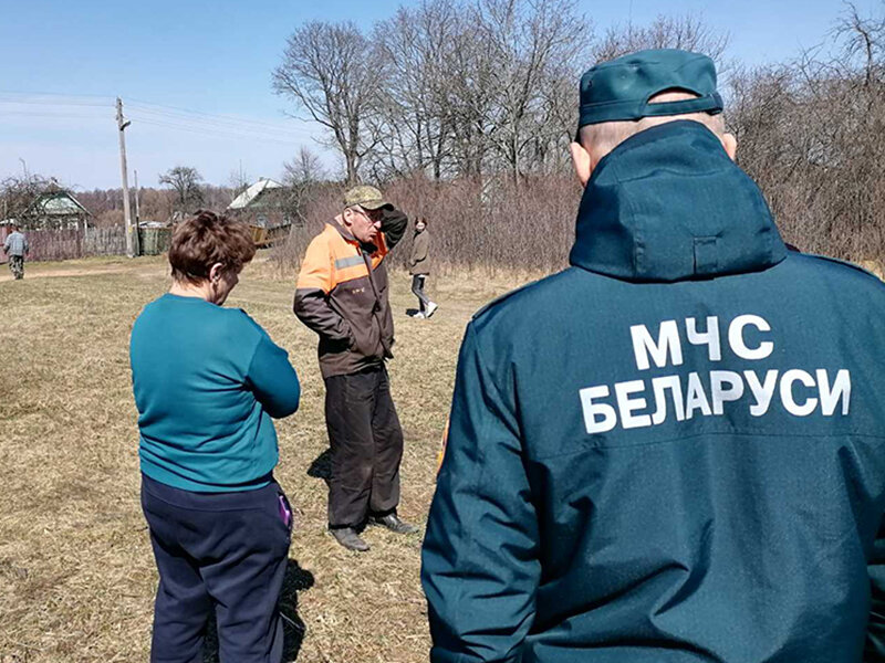 Активную борьбу с весенними палами ведут спасатели