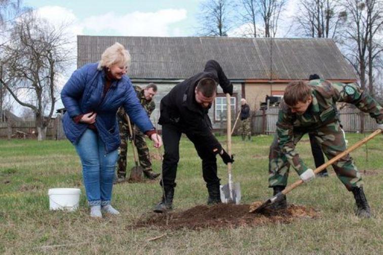 Яблоневый сад дружбы в рамках республиканского субботника заложили в Бобруйском районе