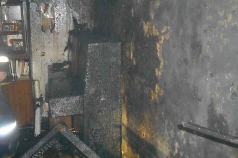 На Ульяновской горела квартира: причиной могла стать оставленная без присмотра горящая свеча
