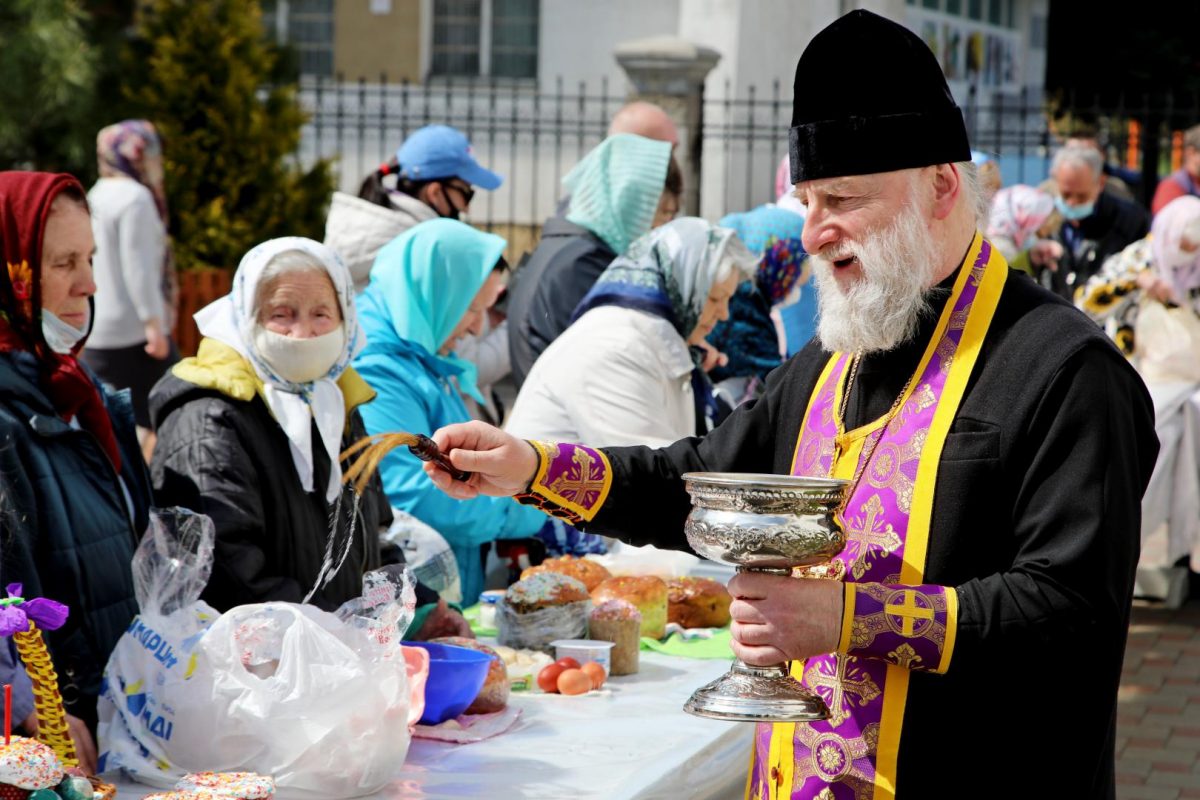 Сегодня в храмах города православные освящают пасхальные снеди