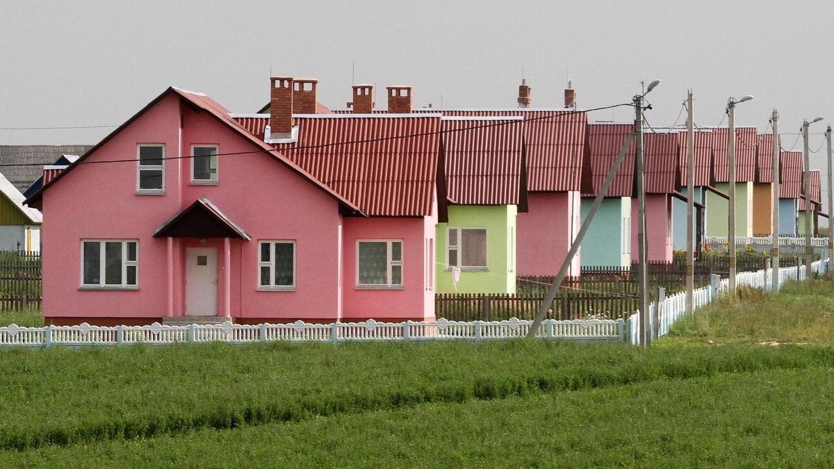 Перееду в деревню с предоставлением жилья. Агрогородок в Белоруссии. Агрогородки в Белоруссии. Агрогородок в Белоруссии в Могилевской области-домики. Агрогородок новая деревня Беларусь Минская область.