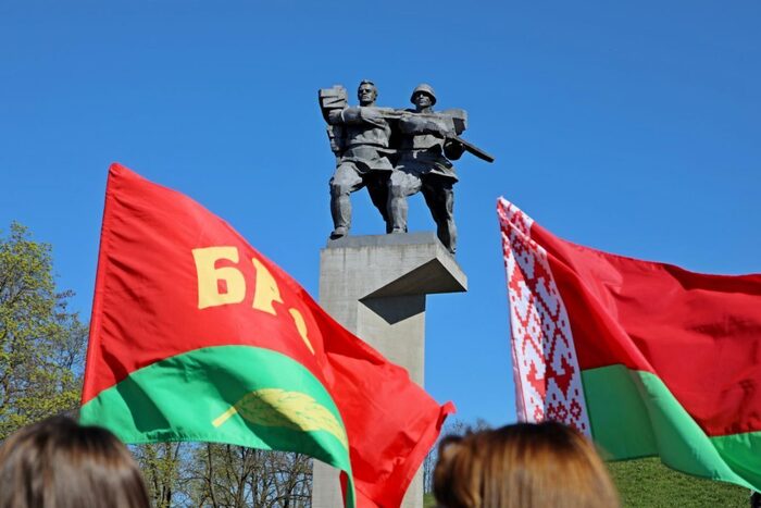 У мемориального комплекса Курган Славы в Сычково прошло возложение венков и цветов и состоялся плац-концерт роты почетного караула