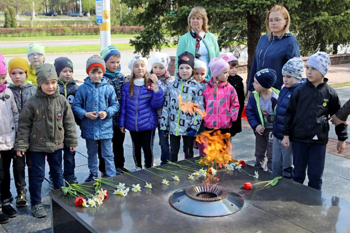 Воспитанники ГУО «Ясли-сад №57» почтили минутой молчания память солдат, погибших в боях при освобождении Бобруйска