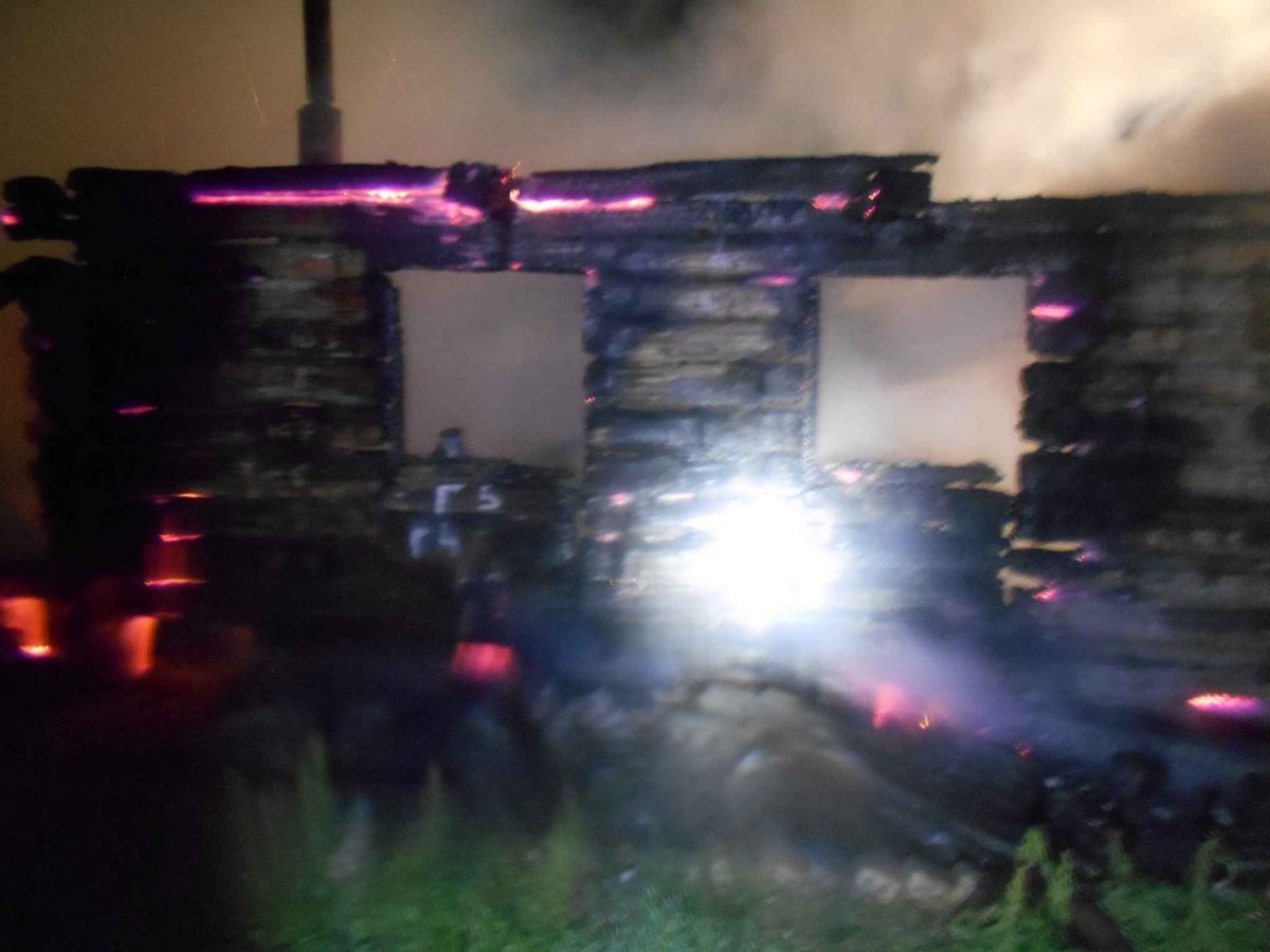В деревне Ковали сгорели гараж и машина