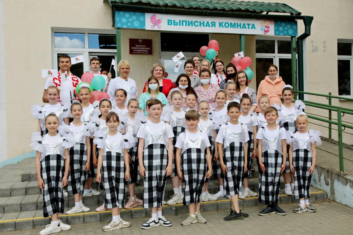 Представители РОО «Белая Русь» поздравили мамочек в Бобруйском роддоме