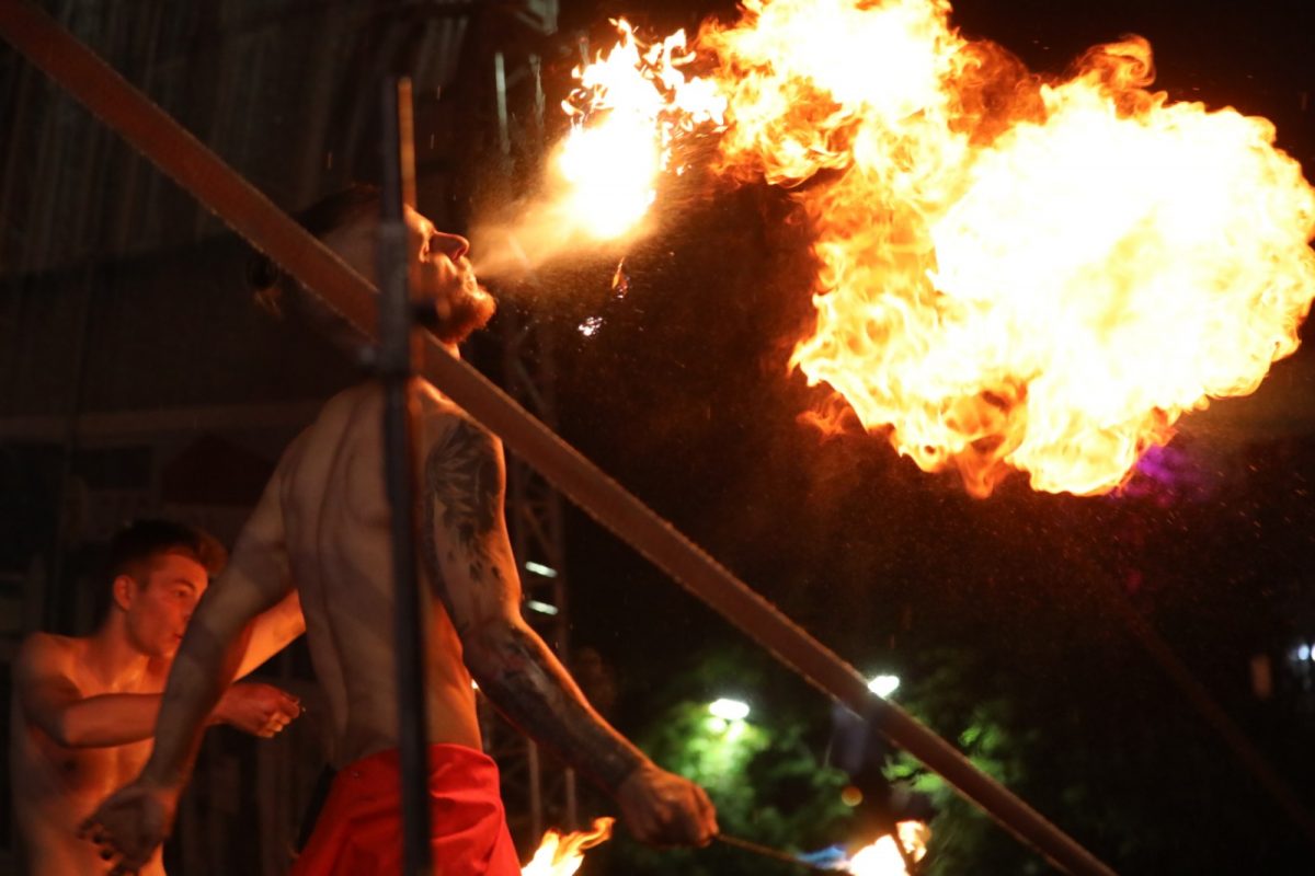 Фестиваль огня и света прошел на площади Ленина