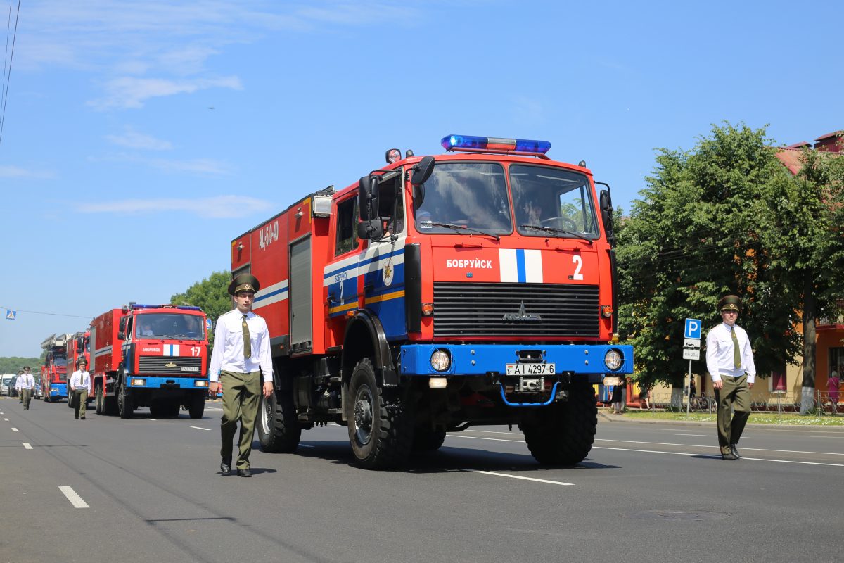 В Бобруйске состоялся парад спасательной техники МЧС