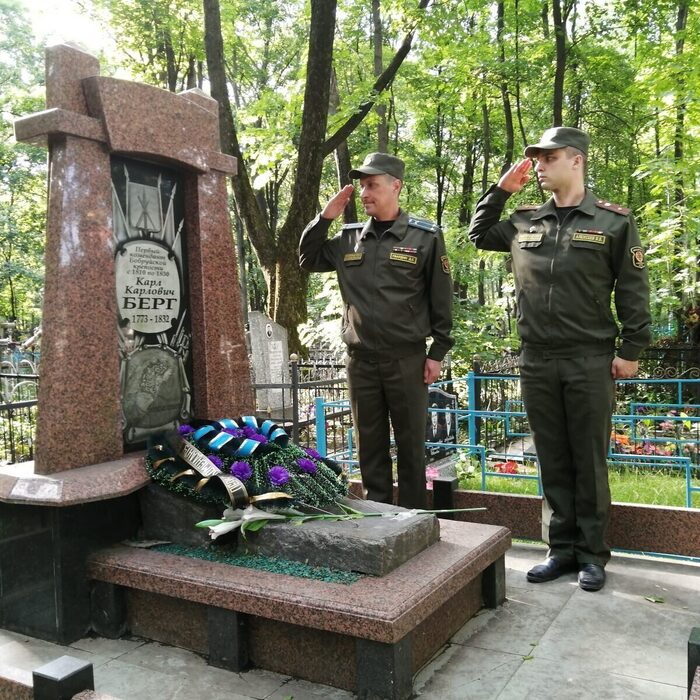 Сохраняя воинские традиции. К могиле первого коменданта Бобруйской крепости возложили венки