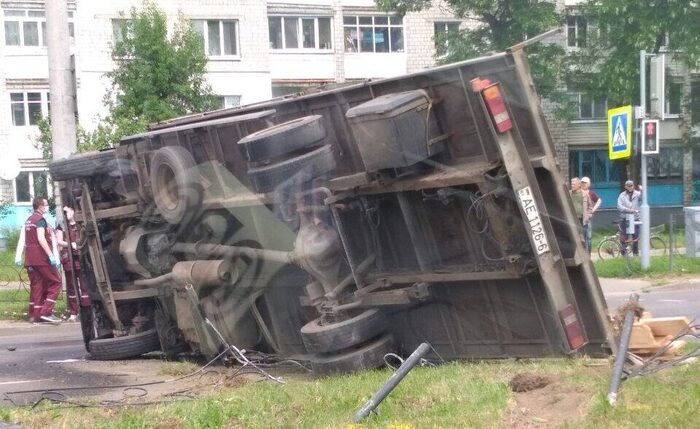 Видеофакт. На Крылова перевернулся грузовик