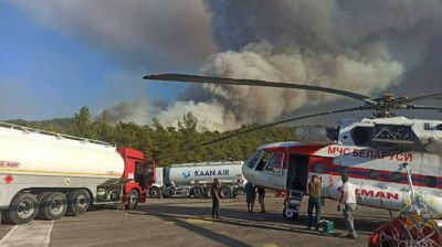 Авиация МЧС Беларуси ликвидирует крупный пожар в районе турецкого Мармариса