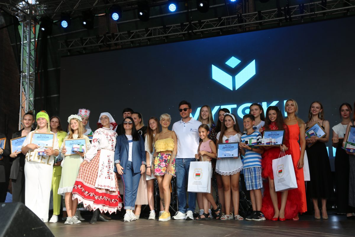 Конкурсная программа «Вытокі»: награды победителям-вокалистам и юным художникам
