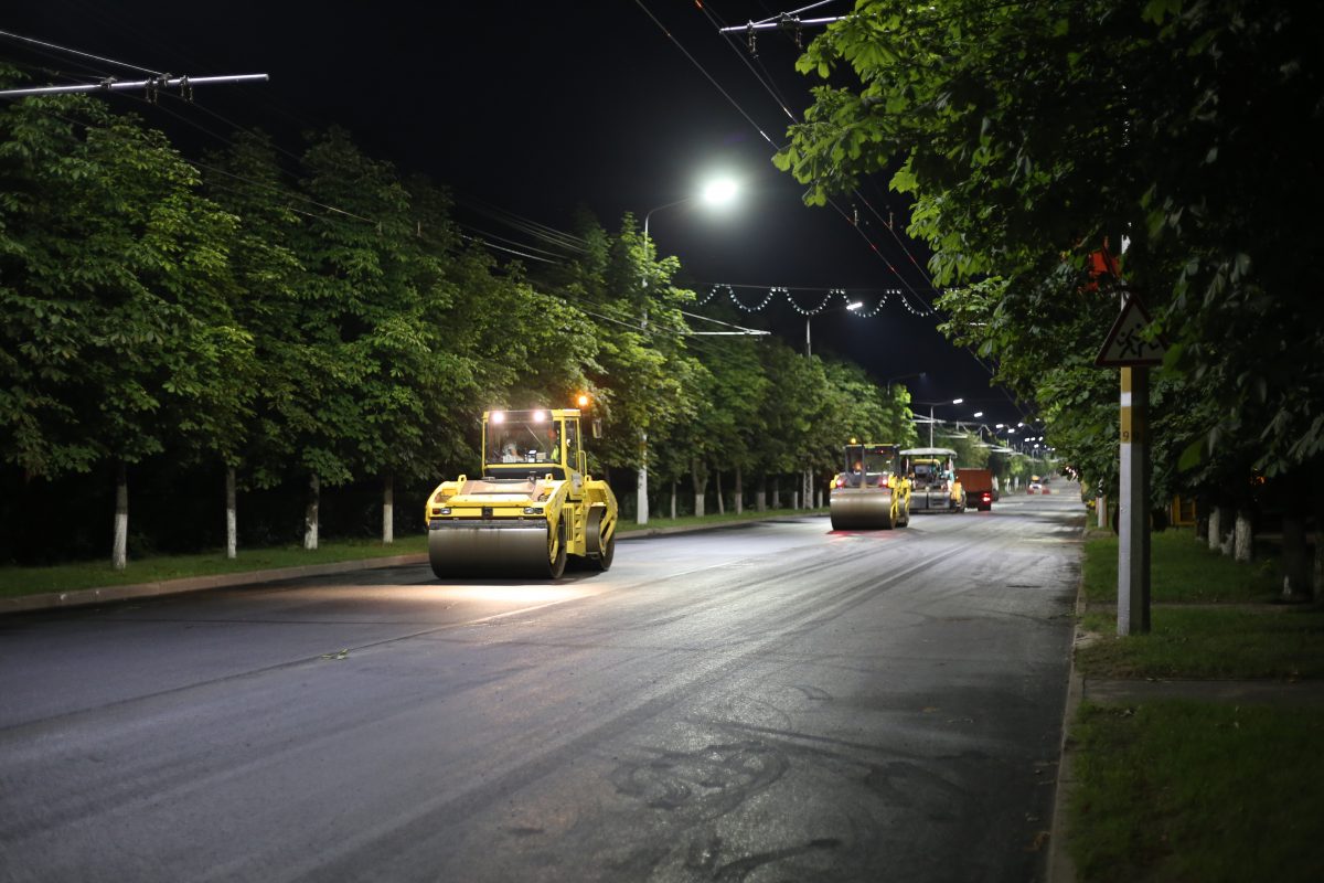 Работа с ночи до утра: показываем, как укладывают асфальт на улице Интернациональной