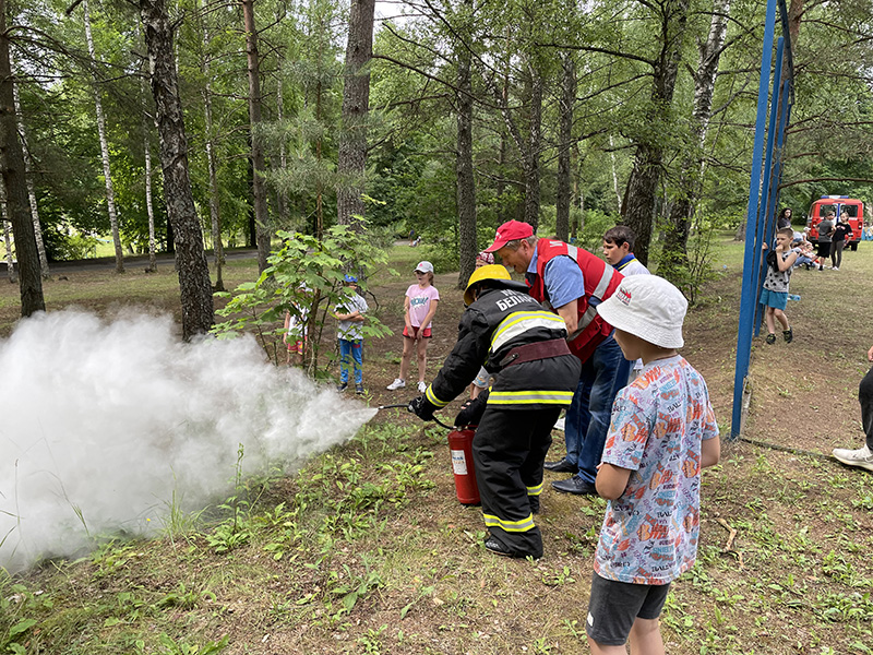 В рамках акции «Каникулы без дыма и огня» спасатели посетили лагерь «Ромашка» и напомнили детям правила безопасности