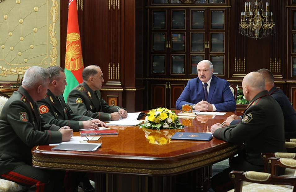 Президент Александр Лукашенко поручил силовикам закрыть каждый метр границы