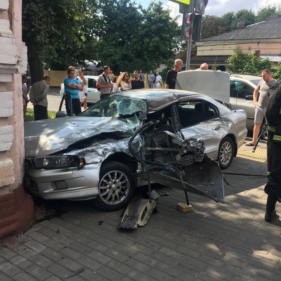 Авария в Бобруйске: МАЗ столкнулся с Mitsubishi, от удара легковушка врезалась в жилой дом