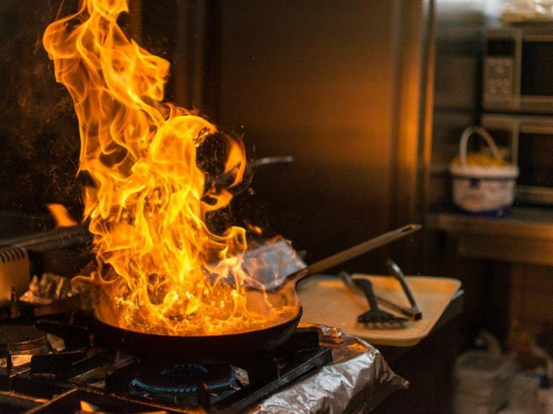 Что делать, если вспыхнуло масло на сковороде? Рассказывают бобруйские спасатели