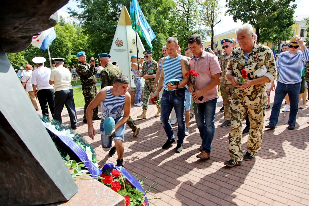 Погода бобруйск сегодня по часам. Город Бобруйск день ВДВ. День ВДВ В бобруйске2023.