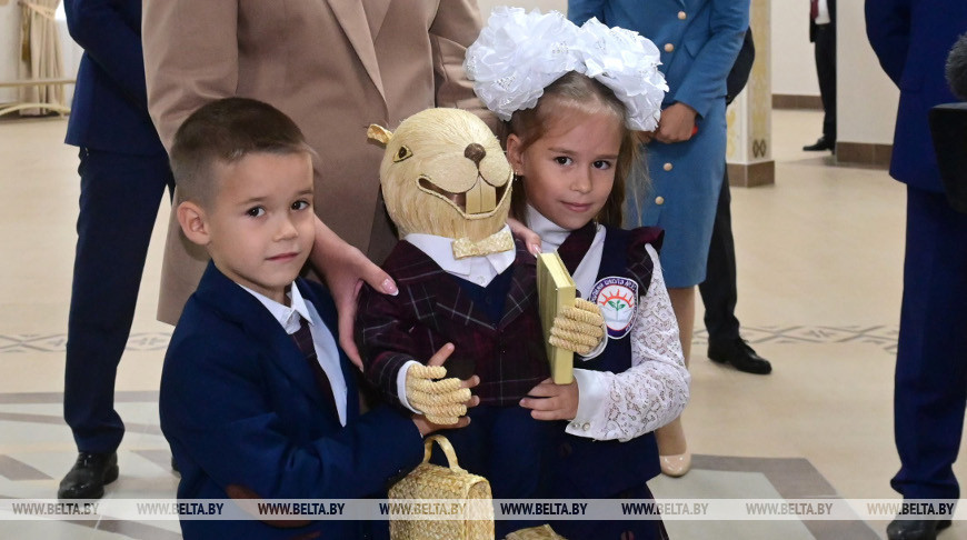 Лукашенко в бобруйской школе подарили соломенного бобра