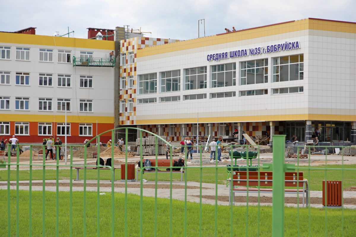 Витаминный бар, тир, лыжная база и бассейн — Лукашенко в День знаний откроет новую школу в Бобруйске
