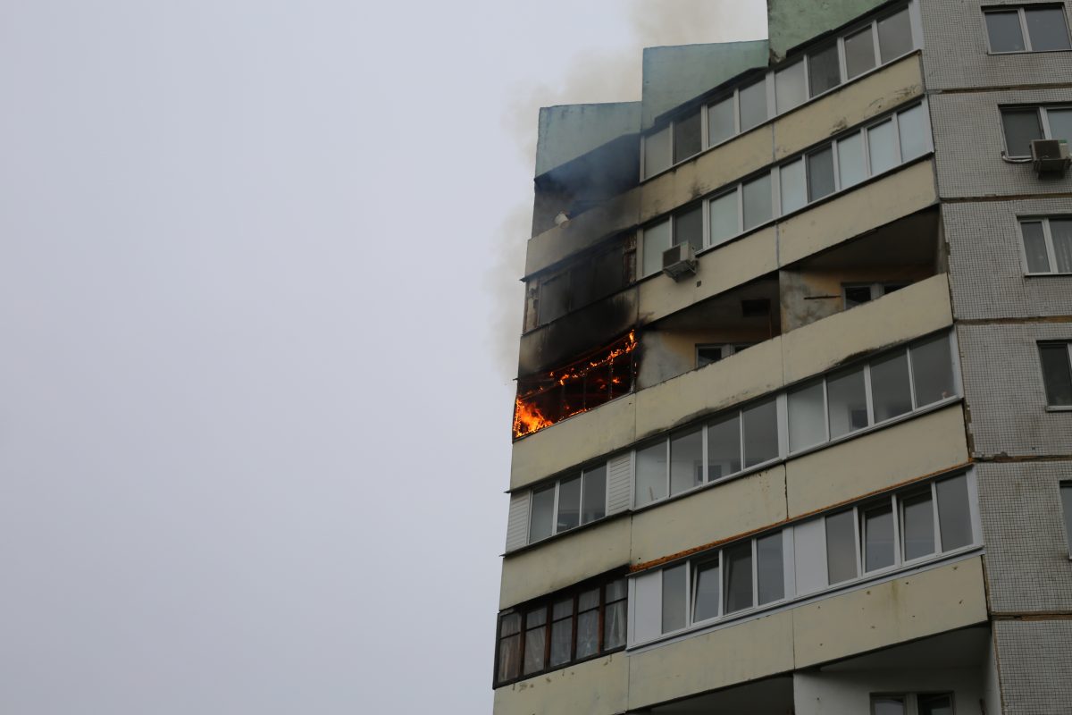 Стала известна предполагаемая причина пожара в многоквартирном доме по проспекту Строителей (фото и видео)