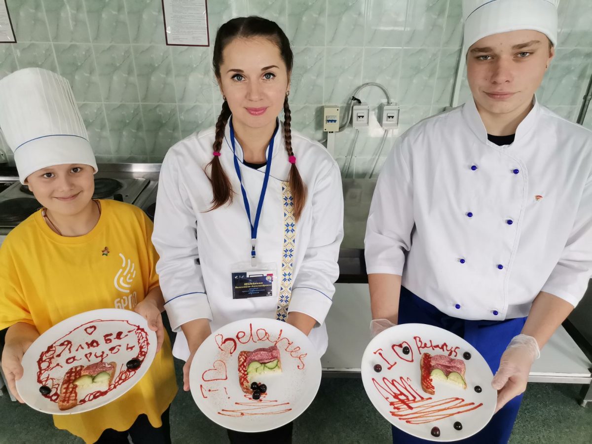 Юные патриоты Бобруйска проводят вкусный челлендж