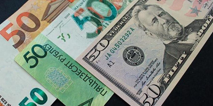 Доллар и евро на торгах 16 сентября подешевели, российский рубль подорожал