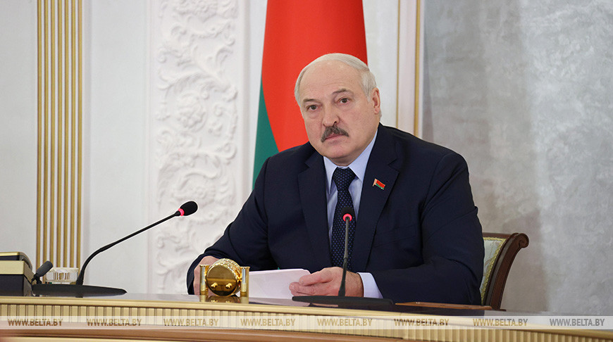 Лукашенко о коронафейках: интернет стал политическим полем драки