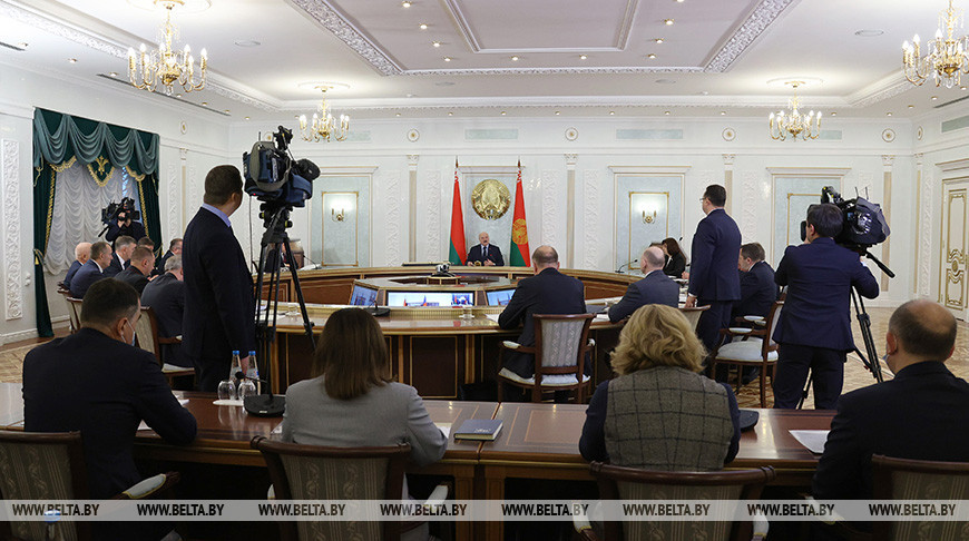 Что поручил Лукашенко чиновникам на совещании по коронавирусу