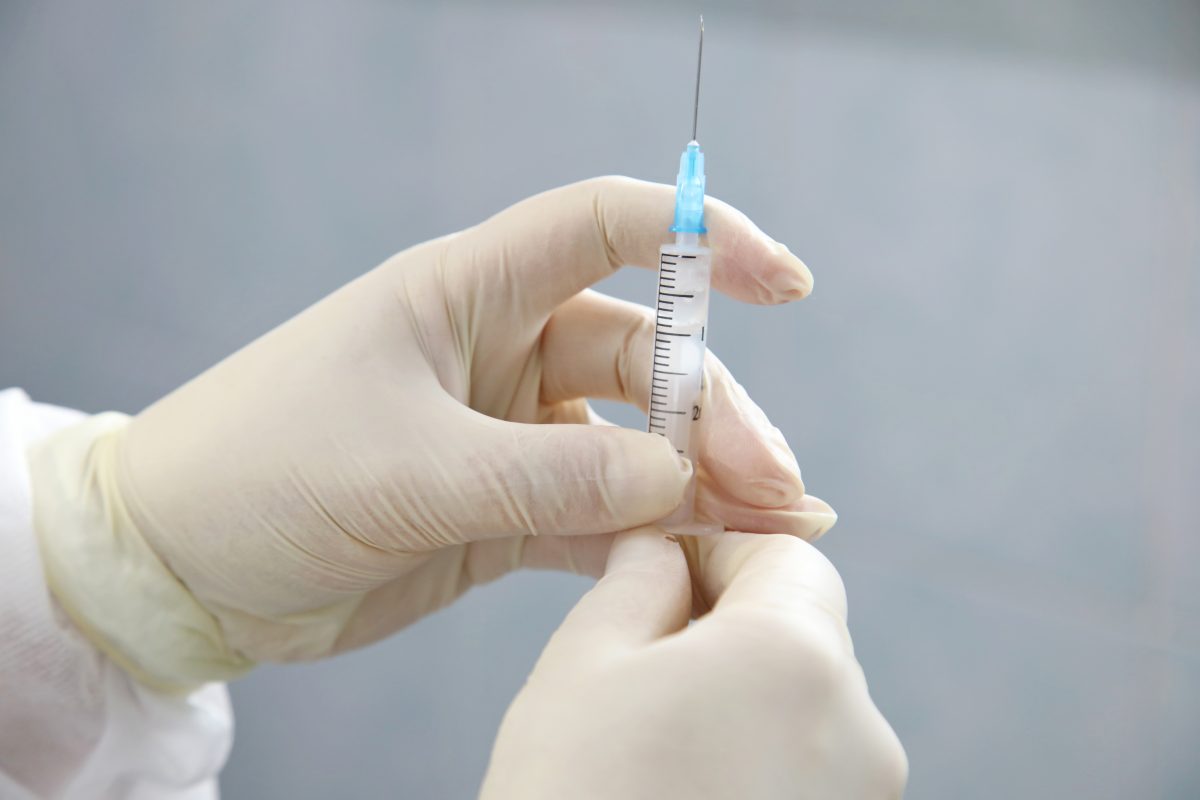 Более 6,5 млрд доз вакцины против COVID-19 введено в мире