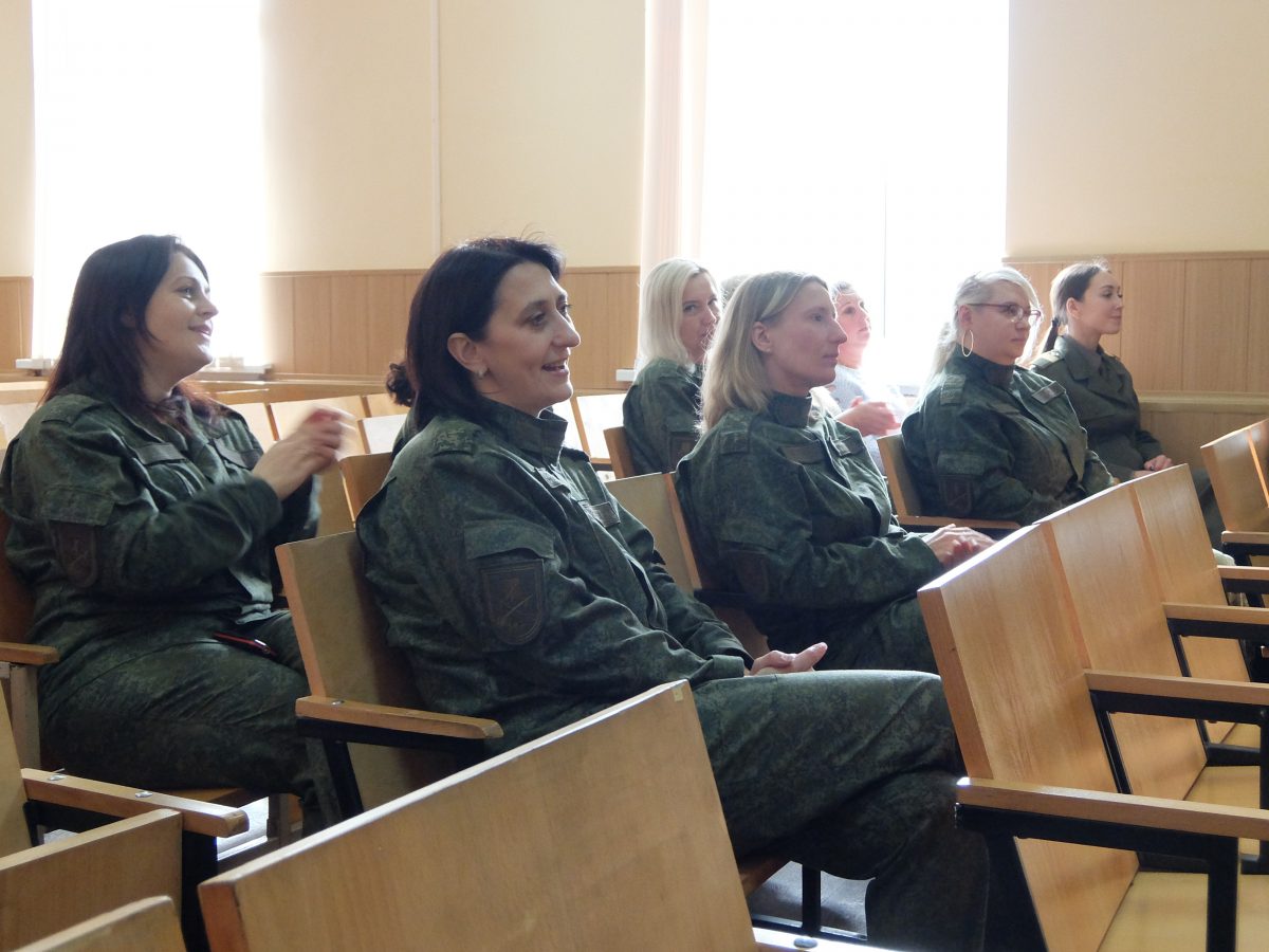 «Наши мамы защищают Родину!» Женщин-военнослужащих 147 зенитного ракетного полка поздравили с праздником
