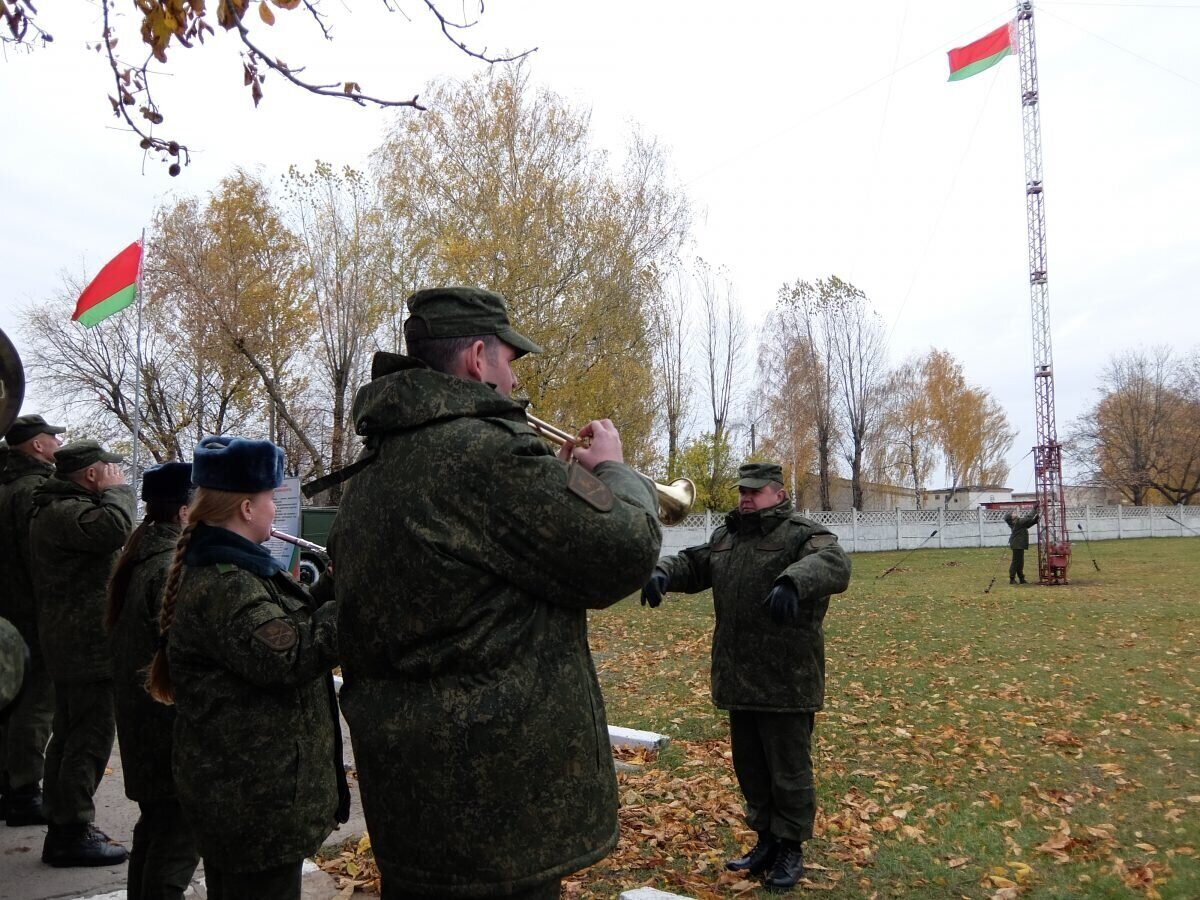 Стальные нервы армии! С праздником, воины-связисты