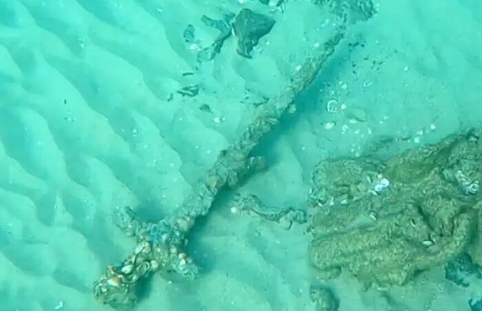 Дайвер нашел на дне моря меч времен крестовых походов