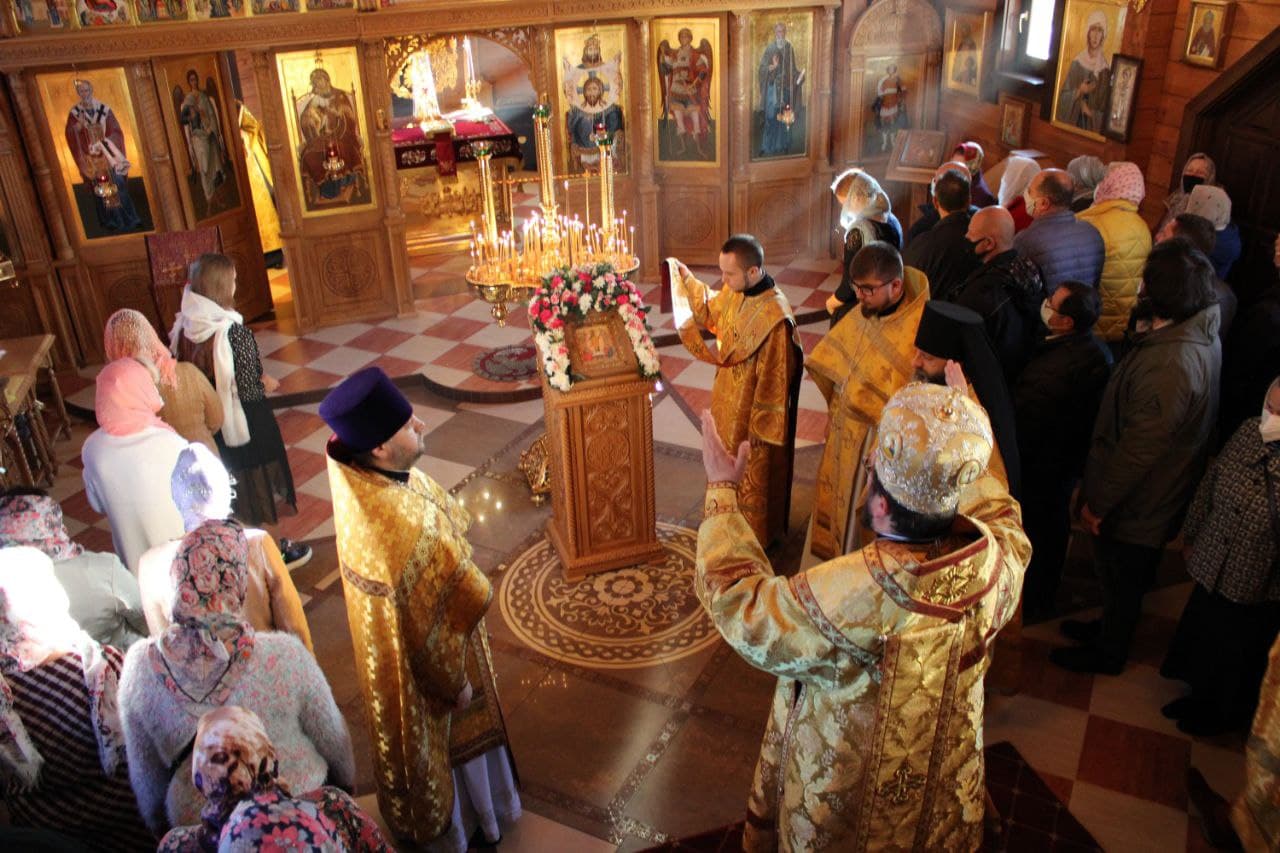 Епископ Серафим возглавил Божественную литургию в храме иконы Богородицы «Целительница»
