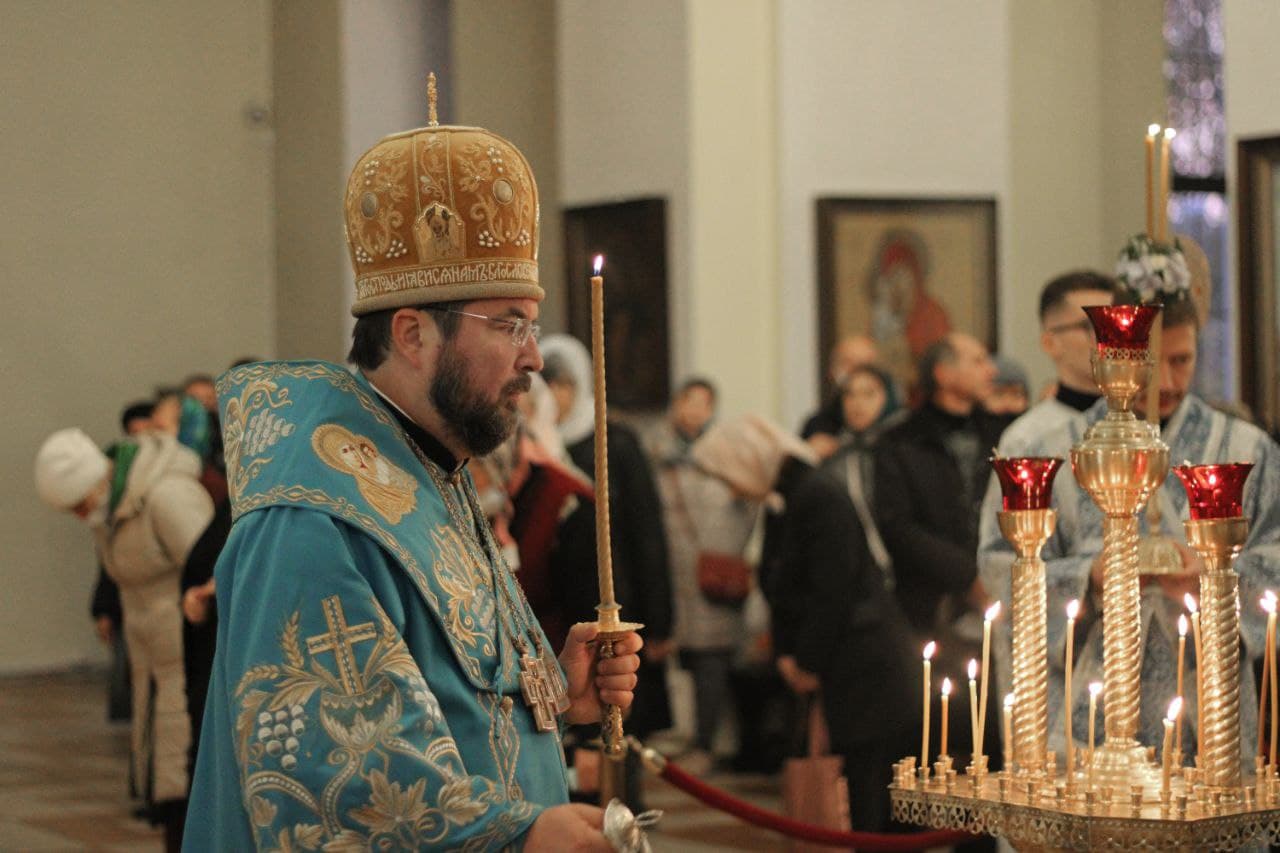 Накануне праздника Покрова епископ Серафим совершил всенощное бдение в Никольском кафедральном соборе