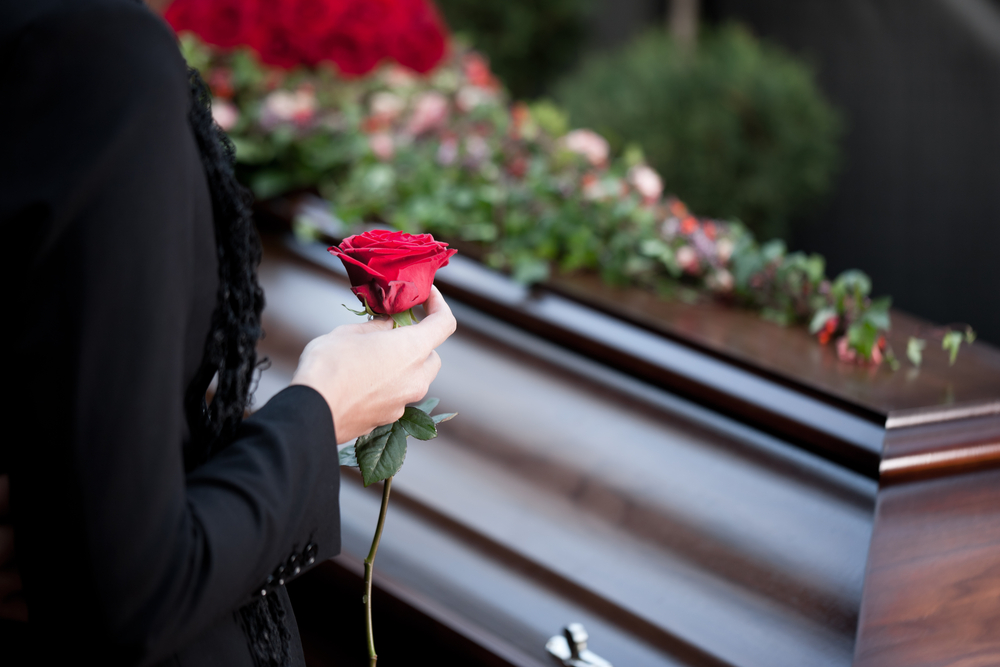 В Круглом женщина заключала фиктивные договоры на изготовление надгробий