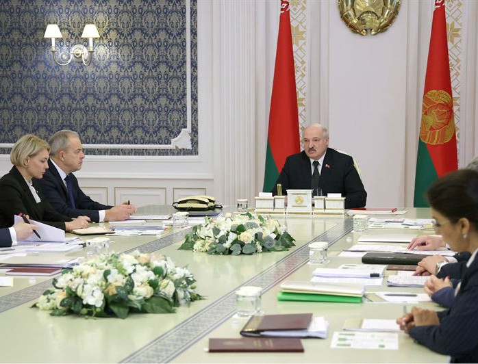 Александру Лукашенко представили новый доработанный проект Конституции Беларуси