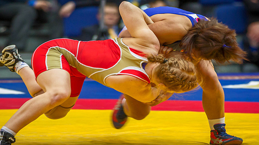 Женская борьба спортсменки с флагом