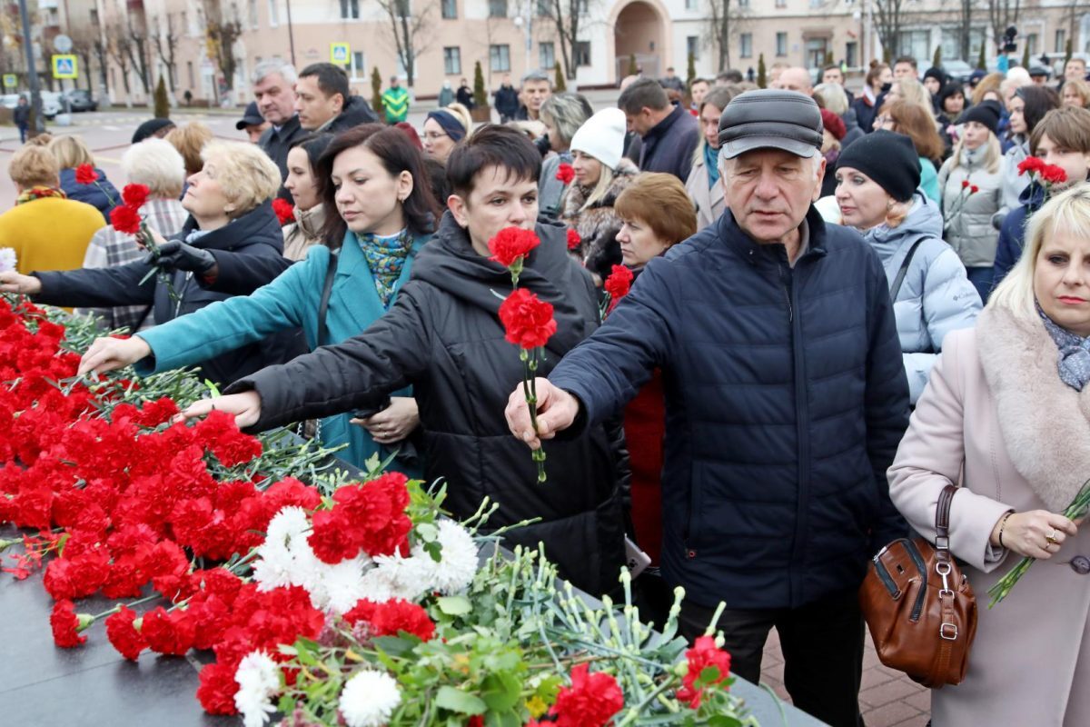 С праздником Великого Октября! В Бобруйске прошло возложение цветов