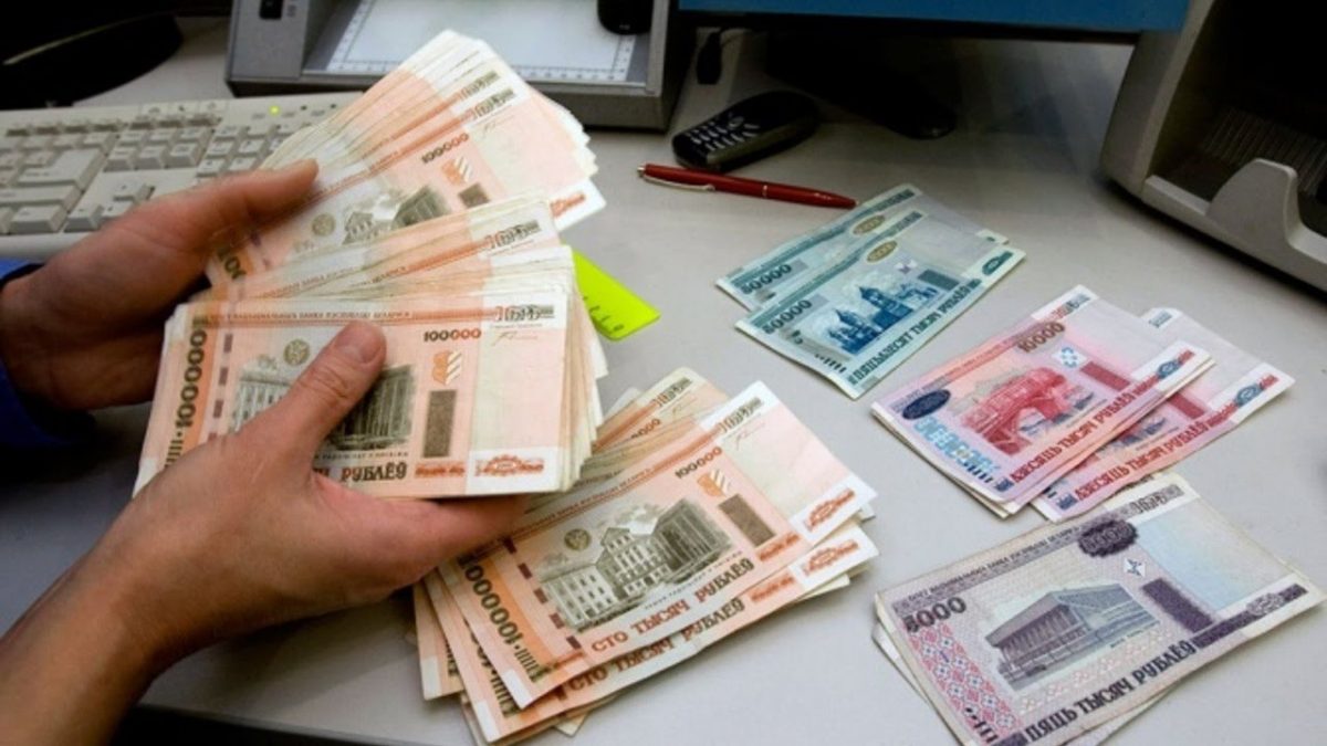 Нацбанк напомнил, до какого числа белорусы могут обменять старые деньги