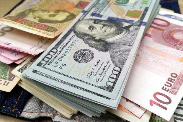 Физлица в Беларуси 4 месяца подряд продают валюты больше, чем покупают