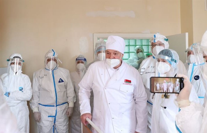 Лукашенко потребовал от Минздрава выработать решение проблемы трудовой миграции врачей