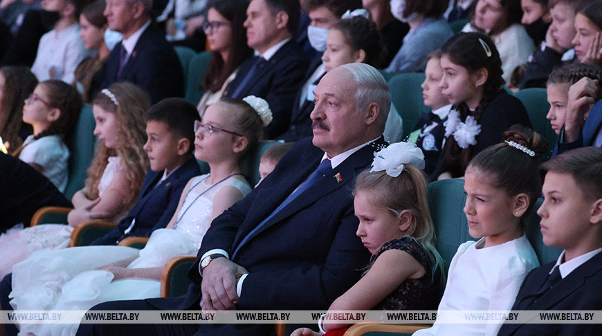 Кто сидел рядом с Лукашенко на главной елке во Дворце Республики