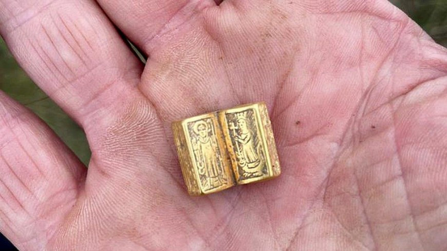 Кладоискательница из Великобритании нашла золотую Библию