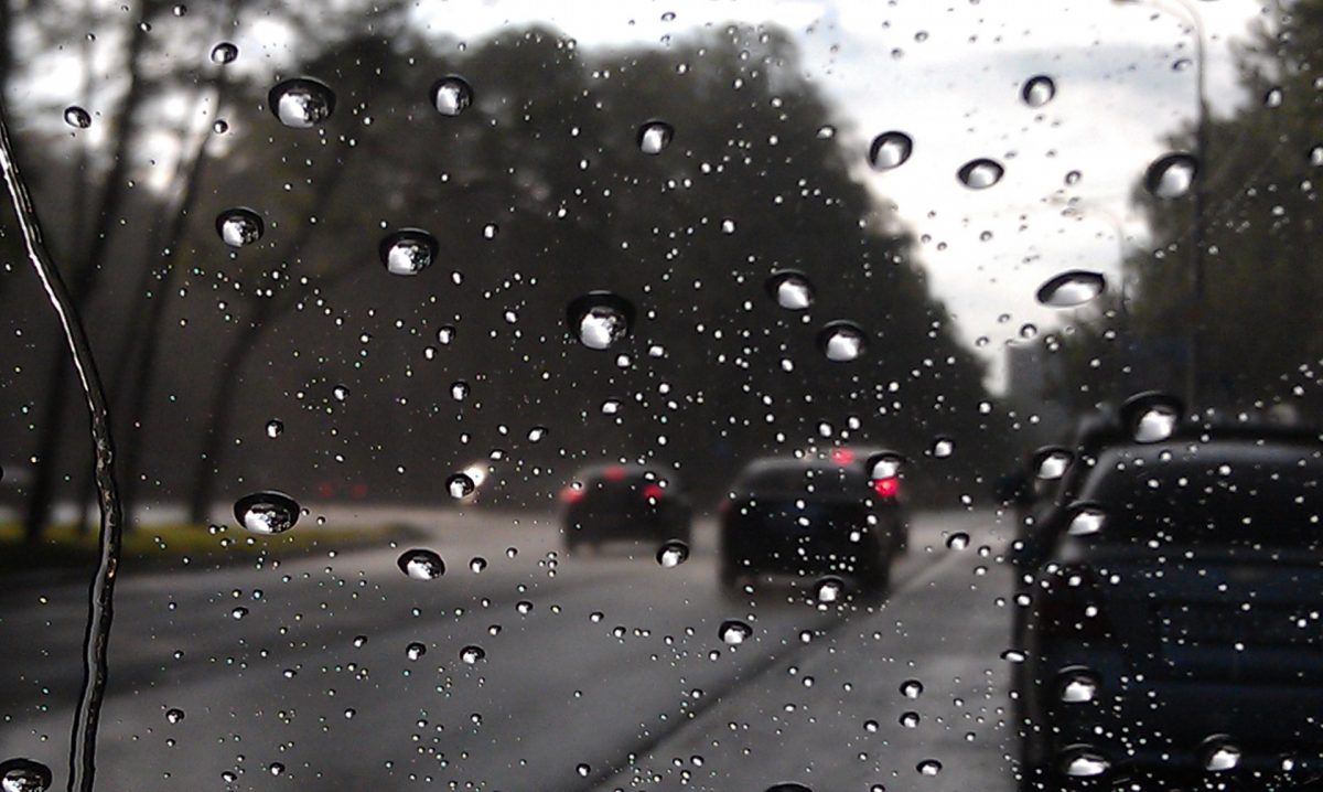 Как правильно управлять автомобилем в дождь и снегопад