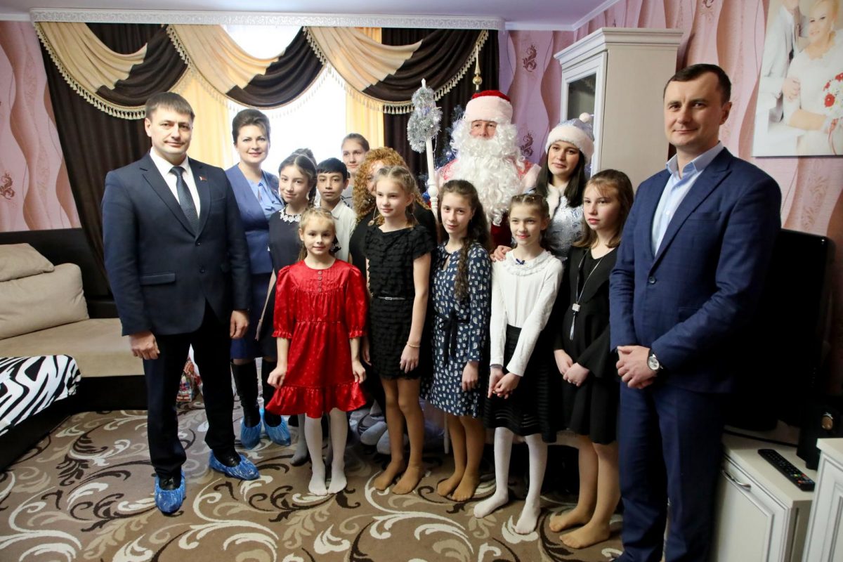 Воспитанников детского дома семейного типа Кравцовых поздравили с наступающим Новым годом