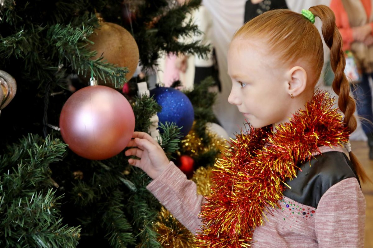 В Бобруйске прошли благотворительные елки с участием руководства администраций Ленинского и Первомайского районов