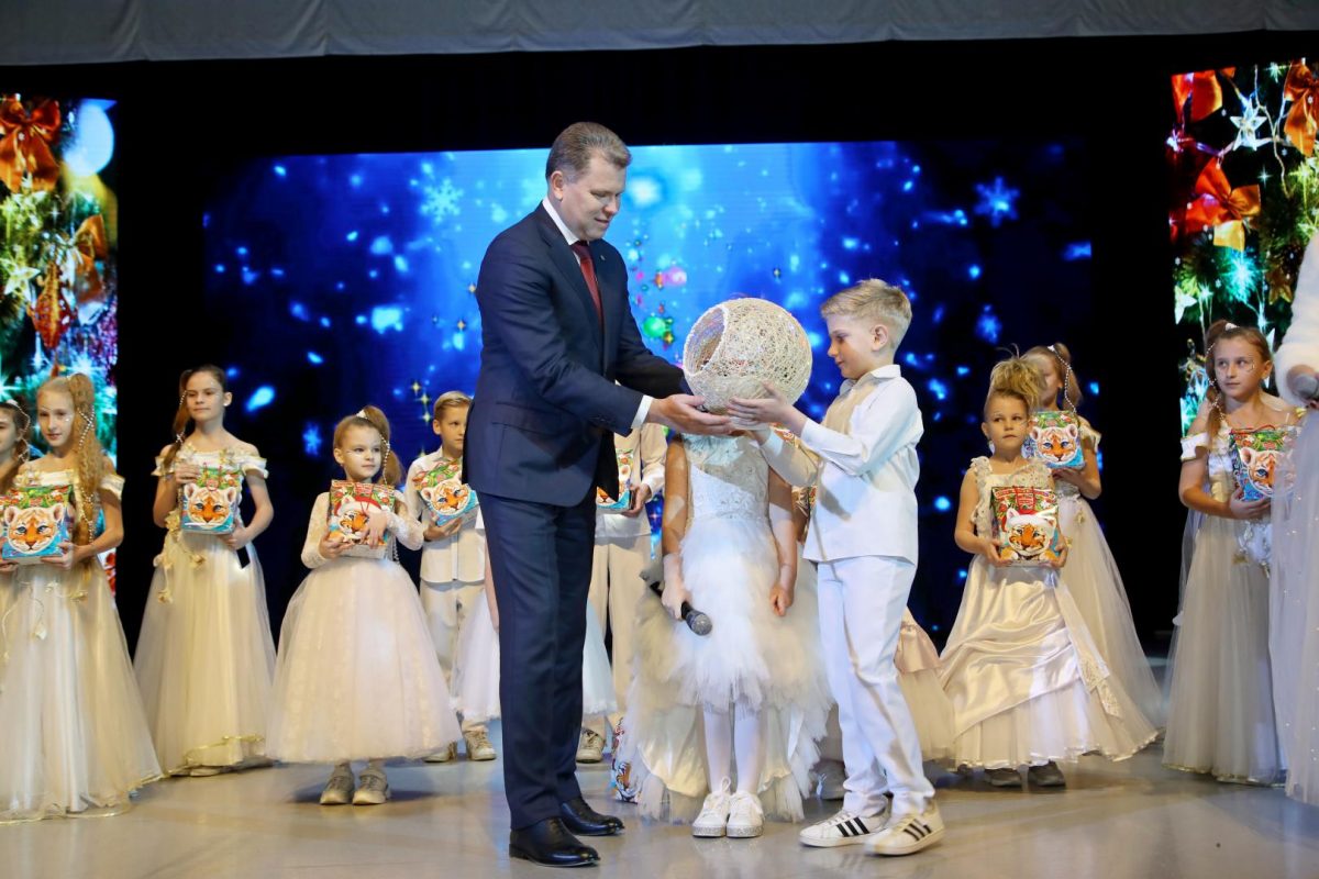 Время чудес и подарков. В Бобруйске прошел городской благотворительный новогодний праздник