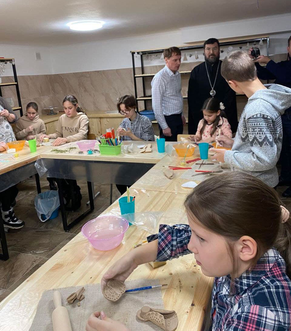 На базе центра «Покрова» открылась гончарная мастерская для детей