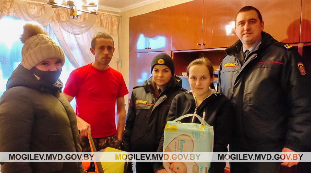 Сотрудники Быховского РОВД помогли семье, дом которой сгорел